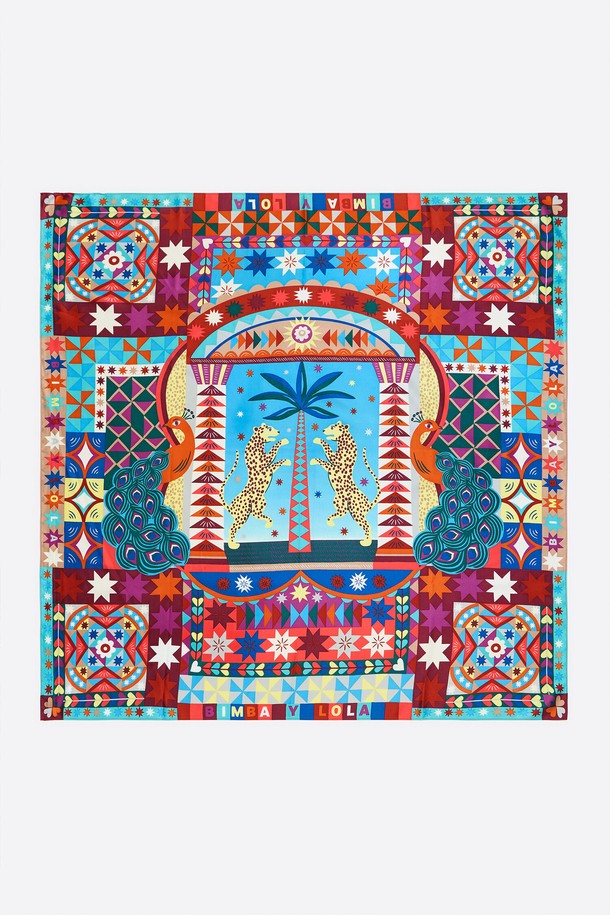 빔바이롤라의 25SS 레오파드 지오메트릭 스카프는 여성스러움을 강조하는 패션 아이템입니다. 100cm x 100cm의 넉넉한 사이즈에 터쿼이즈 컬러, 레오파드와 기하학 패턴의 프린팅 디자인이 특징이며, 폴리에스터 소재로 제작되어 봄, 여름철에 가볍게 착용하기 좋습니다. 일상복에 포인트를 더해 세련된 스타일을 연출해보세요.
