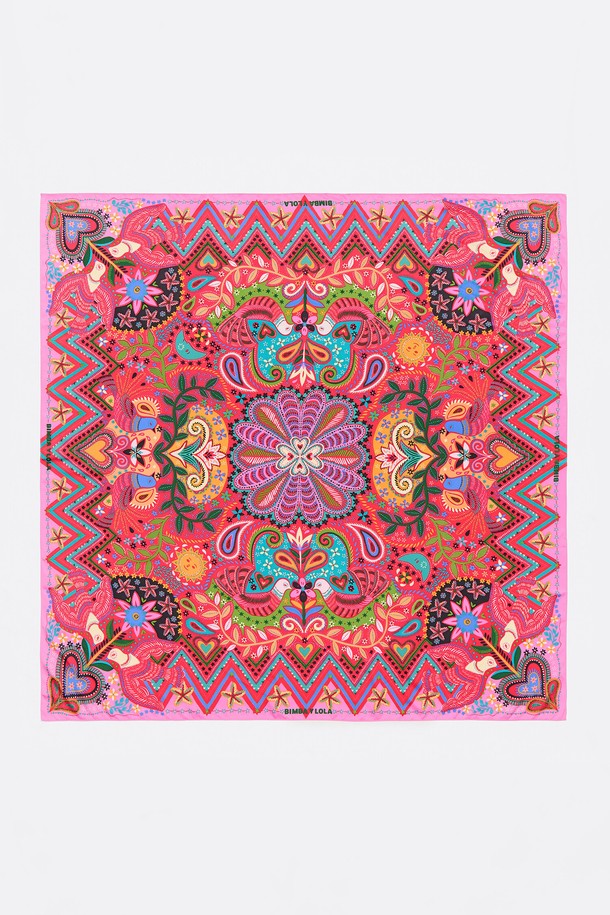 빔바이롤라 스트로베리 버드 미니 프린트 스카프는 여성스러움을 강조하는 핑크 컬러의 스카프입니다. 봄, 여름 시즌에 어울리는 화려한 스타일로, 데이트룩, 카페룩, 봄 소풍룩 등 다양한 TPO에 활용할 수 있습니다. 폴리에스터 소재로 제작되어 가볍고 부드러운 착용감을 선사하며, 스트로베리 버드 미니 프린트와 정사각형 디자인이 특징입니다. 로맨틱, 클래식, 걸리시 무드를 연출하여 당신의 스타일에 포인트를 더해보세요.
