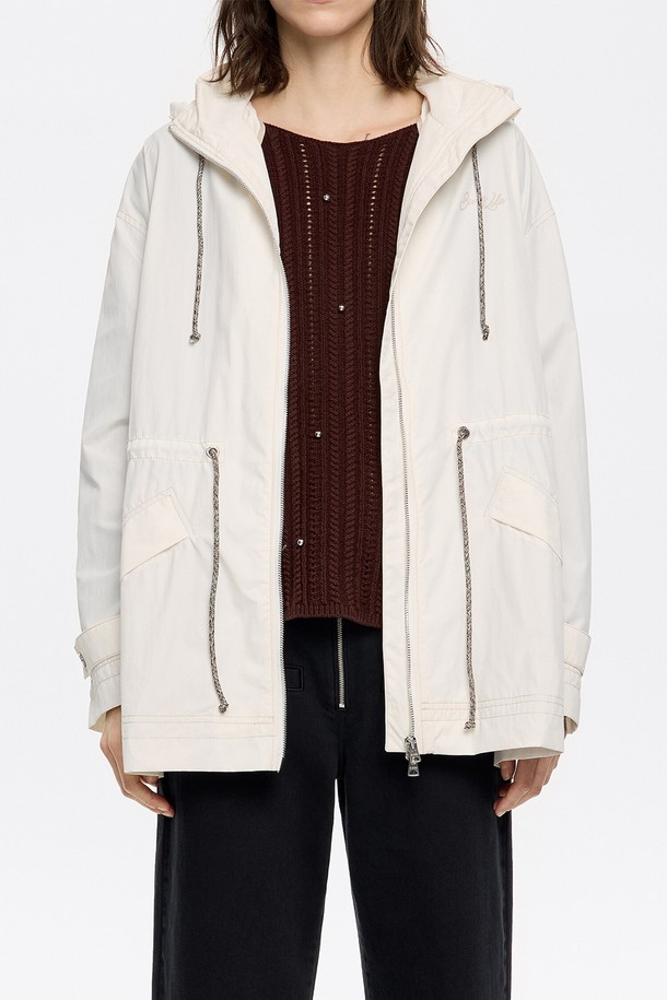 빔바이롤라(Bimba y Lola)의 25SS 웨이스트 스트링 트렌치 코트 B255AWY001IVB입니다. 여성용 아이보리 컬러 트렌치 코트로, 클래식한 디자인이 돋보입니다. 봄 시즌에 어울리는 얇고 가벼운 나일론 소재로 제작되었으며, 웨이스트 스트링 디테일로 허리 라인을 조절하여 다양한 스타일 연출이 가능합니다. 긴 소매 기장으로 제작되었으며, 시크하고 미니멀한 스타일을 선호하는 분들께 추천합니다. 더스트백이 함께 제공되어 보관이 용이하며, 데이트룩, 오피스룩, 출근룩 등 TPO에 맞춰 활용하기 좋습니다.