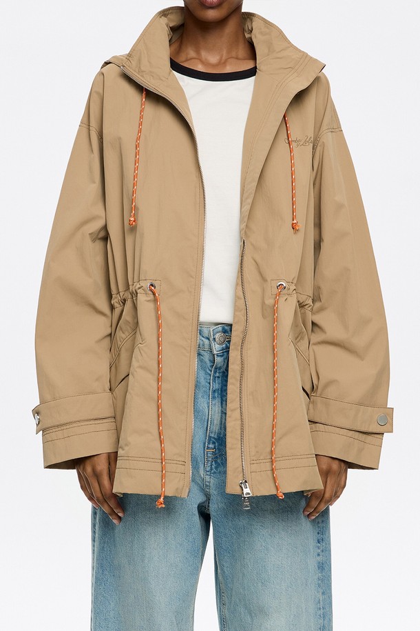 빔바이롤라 웨이스트 스트링 트렌치 코트는 여성용 트렌치 코트입니다. 베이직하고 클래식한 스타일의 봄 시즌 의류로, 일상복으로 활용하기 좋습니다. 허리 스트링 디테일이 특징이며, 레귤러핏에 얇은 두께감으로 편안하게 착용할 수 있습니다. 나일론 소재의 무지 디자인이며, 긴 소매와 트렌치 코트 타입으로 제작되었습니다. 데이트룩, 출근룩 등 다양한 스타일에 클래식, 미니멀, 캐주얼하게 연출할 수 있습니다.
