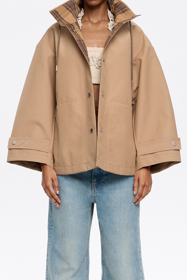 25SS 빔바이롤라 리버서블 A라인 트렌치 코트 B255AWY005CAB는 여성용 트렌치 코트입니다. 카멜 컬러의 무지 디자인으로, 봄과 여름 시즌에 활용하기 좋습니다. A라인 핏과 미디엄 기장으로 클래식하면서도 세련된 스타일을 연출하며, 버튼 여밈 방식으로 간편하게 착용할 수 있습니다. 폴리에스테르, 면, 나일론 혼방의 얇은 두께감으로 편안한 착용감을 선사하며, 리버서블 디자인으로 다양한 스타일을 즐길 수 있습니다. 출근룩, 오피스룩, 데이트룩 등 다방면으로 활용 가능한 아이템입니다.
