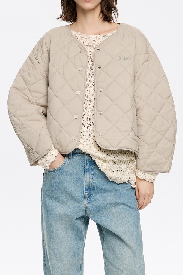 [25SS] 빔바이롤라 패디드 재킷 B255AWD001GRB는 부드러운 촉감의 나일론 소재로 제작된 여성용 패디드 재킷입니다. 캐주얼, 미니멀, 클래식 스타일을 아우르는 디자인으로, 봄, 여름 간절기에 착용하기 좋습니다. 퀼팅 디테일이 돋보이며, 크롭 기장과 레귤러핏으로 세련된 실루엣을 연출합니다. 가볍고 보온성이 뛰어나 산책룩이나 겨울 데일리룩에 활용하기 좋으며, 버튼 여밈 방식으로 편안하게 착용할 수 있습니다. 그레이 컬러의 무지 디자인으로 다양한 스타일과의 매치가 용이합니다.
