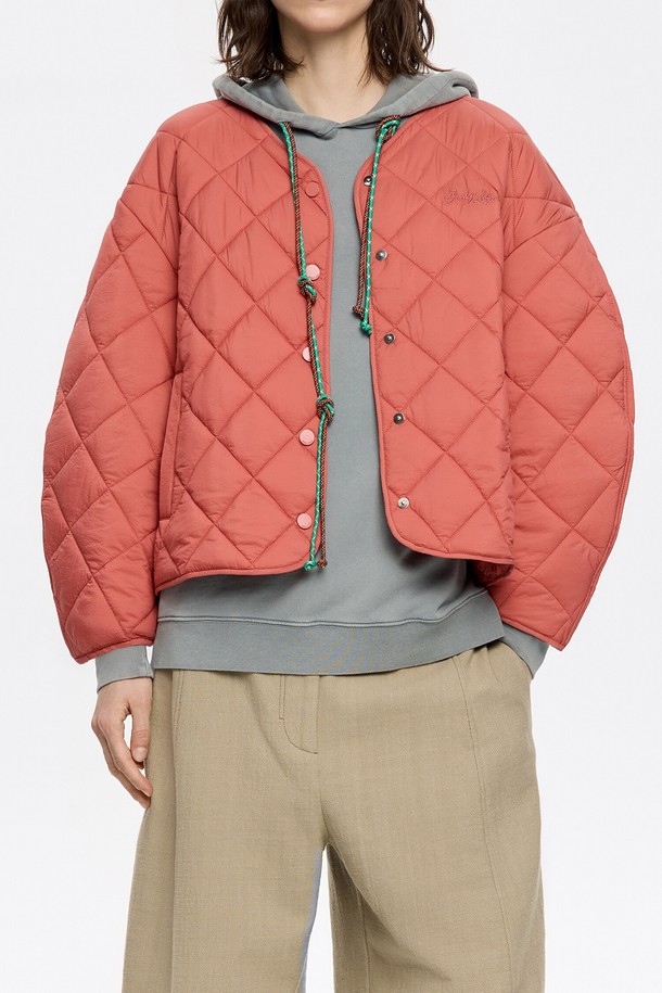 **[25SS] 빔바이롤라 패디드 자켓 B255AWD003COB**

산뜻한 코랄 컬러가 돋보이는 빔바이롤라(Bimba y Lola) 패디드 재킷입니다. 캐주얼하고 미니멀한 스타일로, 봄, 여름에 가볍게 걸치기 좋습니다. 루즈핏 크롭 기장으로, 퀄팅 처리된 나일론 소재에 두꺼운 두께감으로 제작되었습니다. 버튼 여밈 방식이며, 긴 소매 디자인이 특징입니다. 안감은 나일론 100%, 충전재는 폴리에스터 100%로 구성되어 있으며, 블랙 또는 화이트 더스트백이 랜덤으로 포함됩니다. 동네 마실룩, 봄 소풍룩에 잘 어울립니다.
