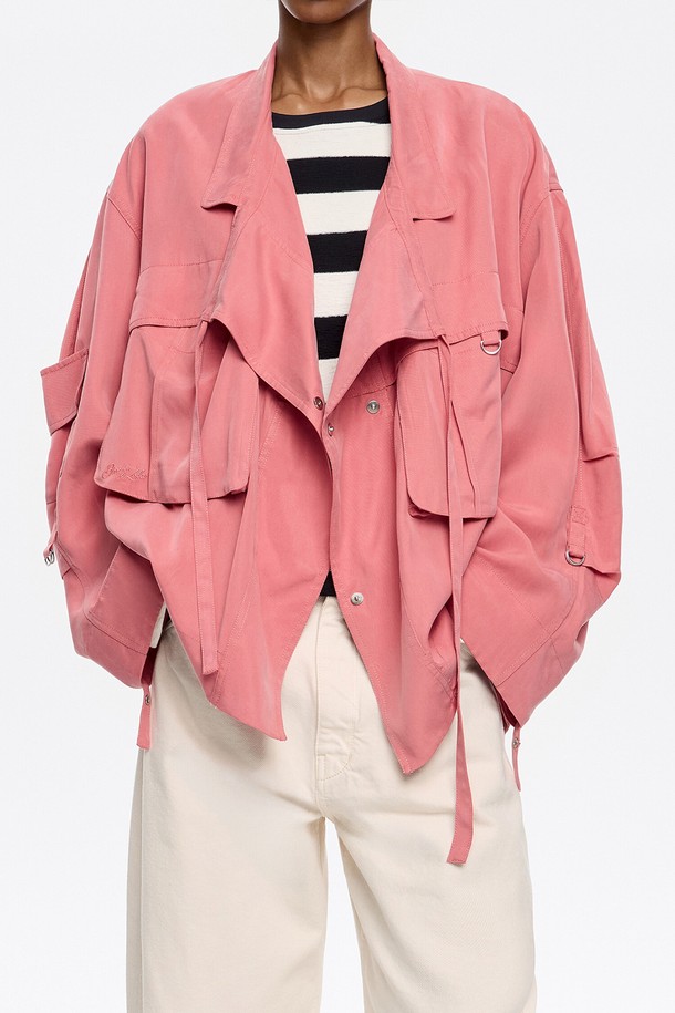 빔바이롤라 플루이드 더블 브레스트 재킷은 부드러운 리오셀 소재로 제작되어 봄, 여름 시즌에 시원하게 착용하기 좋은 여성 자켓입니다. 코랄 컬러에 루즈핏, 크롭 기장으로 엘레강스한 스타일을 연출하며, 더블 버튼 여밈 방식이 특징입니다. 플루이드 소재 특유의 유연함이 돋보이는 디자인으로, 데이트룩, 카페룩, 모임룩 등 다양한 TPO에 활용 가능합니다. 클래식, 미니멀, 시크 스타일을 선호하는 분들께 추천하는 아이템입니다.
