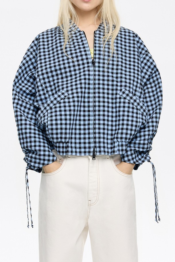 25SS 빔바이롤라 체크 봄버 재킷 B255AWU001BLB는 캐주얼, 클래식, 미니멀 스타일을 아우르는 봄 시즌 아우터입니다. 파우더 블루 컬러의 체크 패턴이 특징이며, 면과 폴리우레탄 혼방 소재로 제작되어 편안한 착용감을 선사합니다. 집업 스타일로 간편하게 착용 가능하며, 긴 소매 기장으로 다양한 스타일 연출이 용이합니다. 더스트백이 함께 제공되어 보관 및 관리가 용이합니다.
