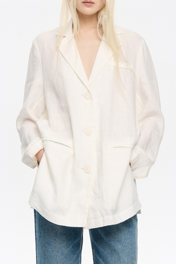 빔바이롤라 린넨 테일러드 스티치 재킷 B255AWJ008IVB는 여성용 테일러드 재킷입니다. 아이보리 컬러의 무지 디자인으로, 봄과 여름에 얇게 착용하기 좋은 린넨 소재의 레귤러핏 싱글버튼 재킷입니다. 클래식, 미니멀 스타일을 추구하며, 스티치 디테일이 돋보이는 디자인입니다. 오피스룩, 데이트룩, 카페룩 등 다양한 TPO에 활용하여 시크하고 세련된 스타일을 연출할 수 있습니다.
