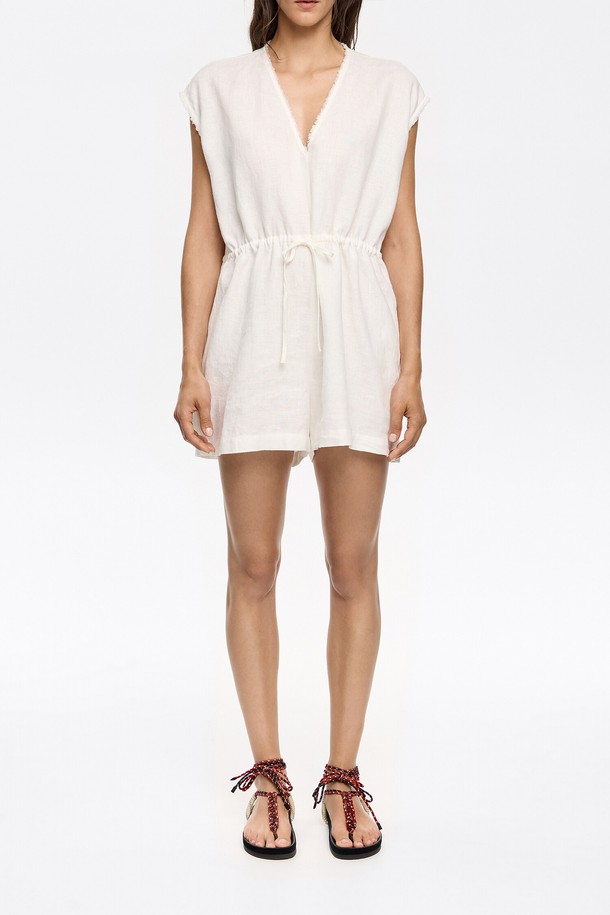 [25SS] 빔바이롤라 린넨 점프수트(B255AWO026IVB)는 여성용 점프수트로, 린넨 소재의 아이보리 컬러가 특징입니다. 루즈핏의 브이넥 민소매 디자인으로, 봄, 여름 시즌에 시원하고 편안하게 착용할 수 있습니다. 무지 패턴에 베이직하면서 캐주얼한 스타일을 더해 일상, 휴가, 바캉스 등 다양한 TPO에 활용하기 좋습니다. 미니멀하고 리조트 무드를 연출하여 세련된 여름 스타일을 완성해 보세요.
