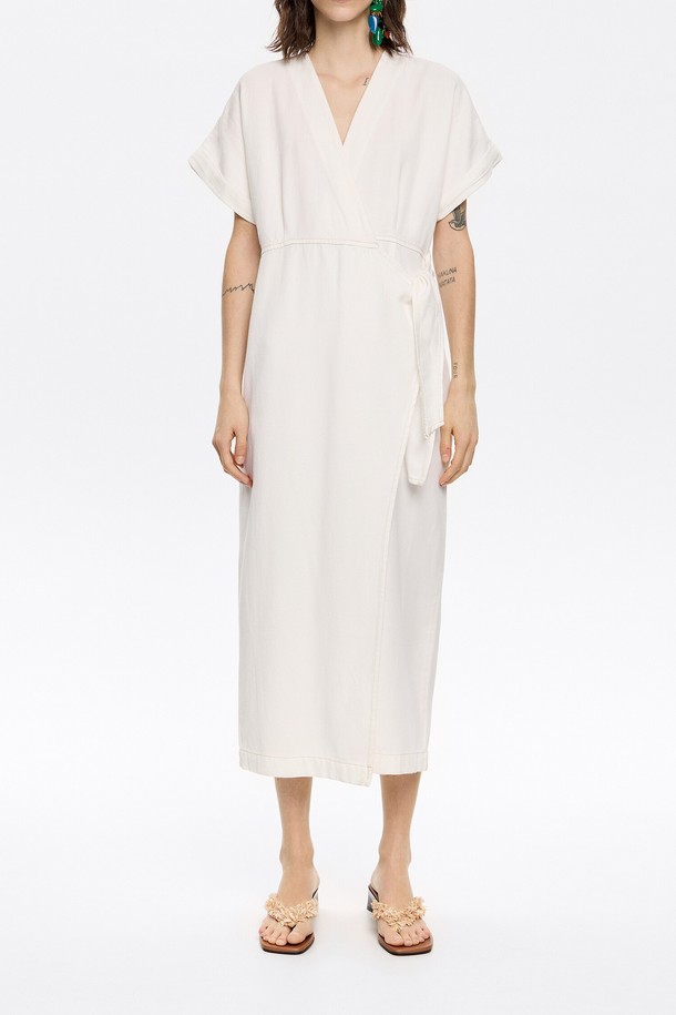 빔바이롤라 랩 미디 드레스 B255AWO004WHB는 여성용 랩 미디 드레스입니다. 봄, 여름 시즌에 어울리는 화이트 컬러의 무지 디자인으로, 미니멀하고 베이직한 스타일을 연출합니다. 면과 리오셀 혼방 소재로 제작되어 편안한 착용감을 제공하며, 레귤러핏과 V넥 디자인이 특징입니다. 데이트룩, 카페룩, 여행룩 등 다양한 TPO에 활용 가능하며, 미니멀, 클래식, 캐주얼 스타일을 즐기는 분들께 추천합니다. 반소매 기장의 미디 길이 랩 드레스입니다.
