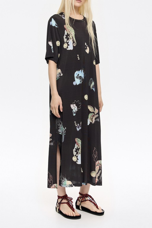 [25SS] 빔바이롤라 카멜레온 티셔츠 드레스 B255AWO023BKB는 여성용 티셔츠 드레스입니다. 레이온과 플리우레탄 혼방 소재로 제작되어 편안한 착용감을 선사하며, A라인 핏과 라운드넥 디자인으로 캐주얼한 스타일을 연출합니다. 봄, 여름 시즌에 적합하며, 블랙 컬러에 프린트 패턴이 돋보입니다. 사이즈는 XXS, XS, XS-S, M, L로 다양하게 출시되었으며, 더스트백(블랙/화이트 랜덤)이 포함되어 있습니다. 동네 마실룩이나 여행룩으로 활용하기 좋은 미니멀한 디자인의 드레스입니다.
