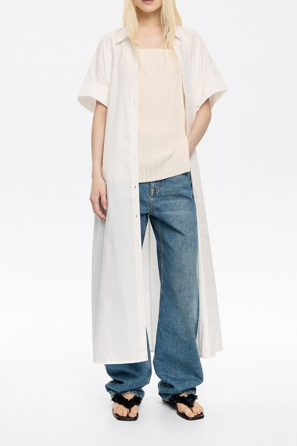 빔바이롤라 코튼 셔츠 드레스는 25SS 시즌을 맞아 새롭게 출시된 여성 셔츠 드레스입니다. 부드러운 면 소재로 제작되어 편안한 착용감을 선사하며, 미니멀하고 베이직한 디자인으로 다양한 TPO에 활용하기 좋습니다. 오버핏 루즈핏의 화이트 컬러 무지 디자인으로, 데이트룩이나 카페룩 등 스타일리시한 연출이 가능합니다. 반소매 셔츠형 치마 타입이며, 카라 디테일이 더해져 클래식하면서도 캐주얼한 무드를 더합니다.
