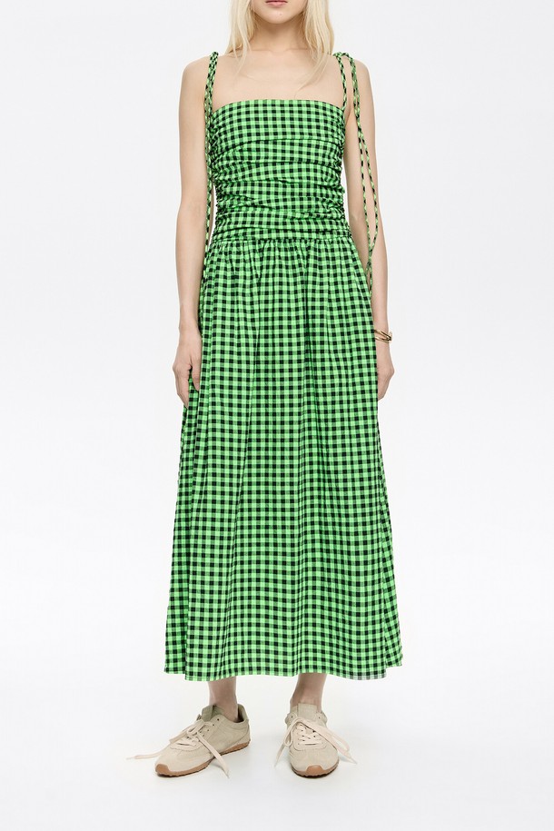 [25SS] 빔바이롤라 체크 텍스쳐 드레스는 여성용으로, 봄과 여름에 어울리는 캐주얼 스타일의 롱 드레스입니다. 네온 그린 컬러의 체크 패턴과 A라인 치마핏이 특징이며, 얇은 두께감과 민소매 디자인으로 시원하게 착용할 수 있습니다. 면 99%와 폴리우레탄 1%의 혼방 소재로 제작되어 편안한 착용감을 선사하며, 텍스쳐 디테일이 더해져 독특한 매력을 더합니다. 데이트룩, 여행룩, 휴가룩 등 다채로운 TPO에 활용 가능하며, 미니멀하고 리조트 스타일을 연출하기 좋습니다.
