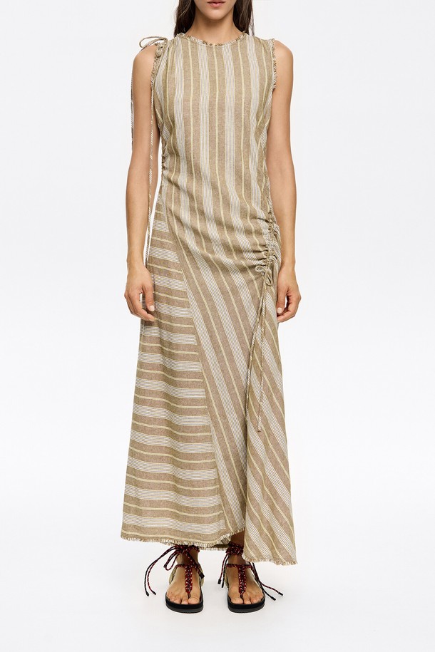 [25SS] 빔바이롤라 올리브 프레이드 린넨 믹스 맥시 드레스는 린넨 53%와 레이온 47% 혼방 소재로 제작되어 시원하고 편안한 착용감을 선사합니다. 올리브 컬러의 스트라이프 패턴과 민소매, 라운드넥 디자인이 특징이며, 프레이드 디테일로 포인트를 더해 자연스러우면서도 세련된 스타일을 연출합니다. 일상에서 편안하게 즐길 수 있는 맥시 기장의 드레스입니다.
