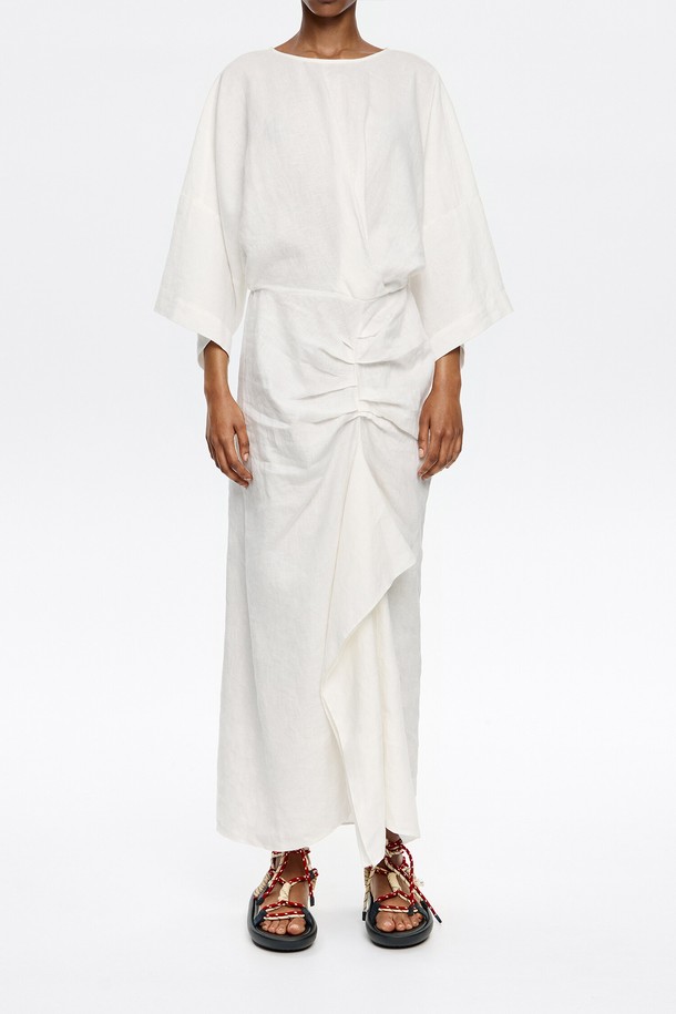 [25SS] 빔바이롤라 러플 린넨 드레스 B255AWO020IVB는 여성용 린넨 드레스로, 봄과 여름에 어울리는 아이보리 컬러입니다. 우아하고 엘레강스한 스타일을 연출하며, 데이트룩, 카페룩, 여행룩 등 다양한 TPO에 활용할 수 있습니다. 러플 디테일이 돋보이며, 클래식, 미니멀, 로맨틱 스타일을 즐기는 분들께 추천합니다. 린넨 소재 특유의 시원한 착용감을 느낄 수 있으며, 더스트백이 함께 제공됩니다 (색상은 블랙 또는 화이트 중 랜덤).
