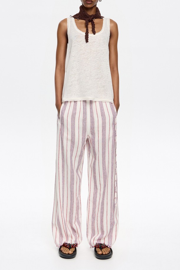 빔바이롤라의 25SS 린넨 믹스 프레이드 조거 트라우저는 여성용 조거 팬츠입니다. 아이보리 컬러에 린넨과 레이온 혼방 소재로 제작되어 봄, 여름 시즌 데일리룩에 적합하며, 캐주얼한 스타일을 연출합니다. 릴렉스 핏의 긴 기장으로 편안함을 더하고, 밴딩 허리와 스트라이프 패턴, 밑단의 프레이드 디테일이 특징입니다.
