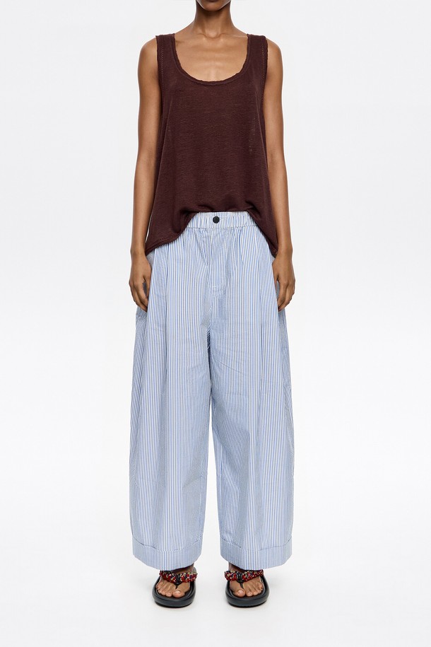 **[25SS] 빔바이롤라 벨 바텀 트라우저 블루 B255AWP008BLB**는 2025년 봄/여름 시즌 빔바이롤라(Bimba y Lola)에서 선보이는 여성용 벨 바텀 트라우저입니다. 시원한 블루 컬러에 스트라이프 패턴이 돋보이며, 면과 폴리에스테르 혼방 소재로 제작되어 캐주얼한 무드를 연출합니다. 부츠컷 핏과 얇은 두께감으로 편안하게 착용 가능하며, 데이트룩, 쇼핑룩 등 다양한 TPO에 활용하기 좋습니다. 사이즈는 32, 34, 36, 38, 40 (XXS, XS, XS-S, M, L)으로 출시되었습니다. 캐주얼, 클래식, 미니멀 스타일을 즐겨 입는 분들께 추천합니다.
