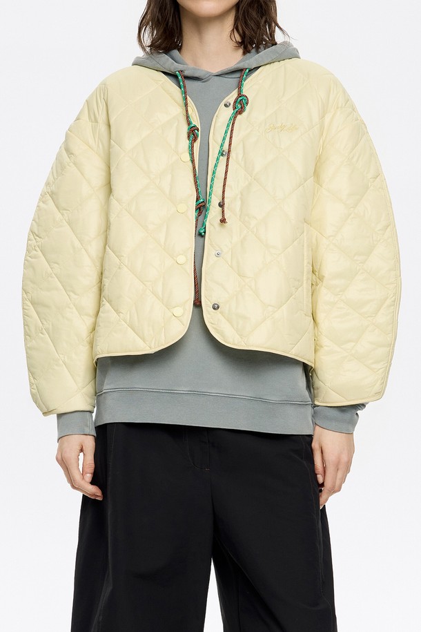 [25SS] 빔바이롤라 패디드 재킷 B255AWD002YEB은 여성용 패디드 재킷입니다. 가볍고 따뜻한 폴리에스터 충전재와 나일론 소재로 제작되어 간절기에 활용하기 좋습니다. 밝은 Light Yellow 컬러와 퀼팅 디자인이 캐주얼하고 경쾌한 분위기를 연출하며, 크롭 기장과 레귤러핏으로 편안하게 착용 가능합니다. 스냅 버튼으로 여밈 방식을 더했으며, 일상 및 봄 소풍룩에 잘 어울립니다. 미니멀하고 클래식한 스타일을 선호하는 분들에게 적합합니다.
