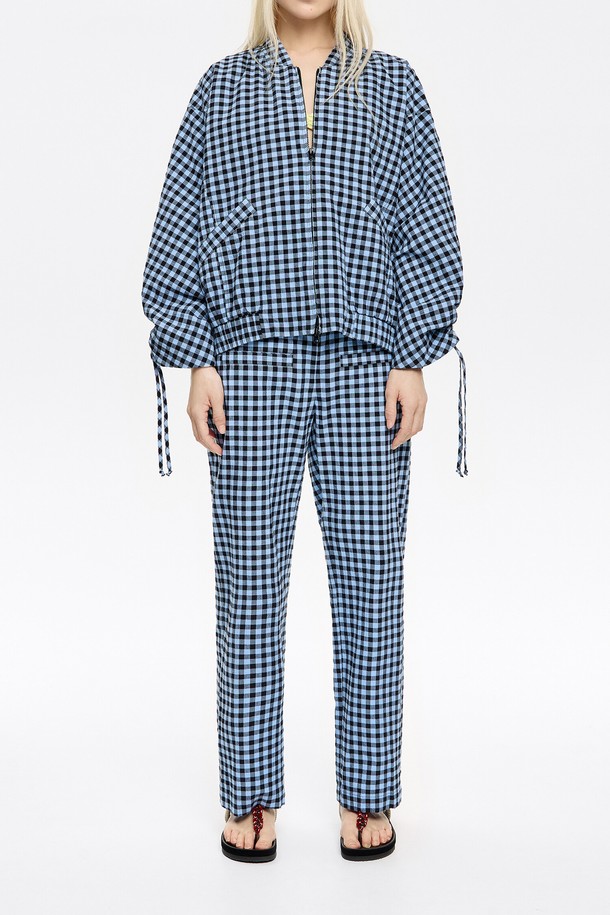 빔바이롤라 체크 텍스처 스트레이트 트라우저 (BIMBA Y LOLA Check Texture Straight Trouser)는 여성용 스트레이트 핏 팬츠입니다. 봄, 여름 시즌에 적합하며, 블루 컬러의 체크 패턴으로 캐주얼한 스타일을 연출합니다. 면과 폴리우레탄 혼방 소재로 제작되어 편안한 착용감을 제공하며, 텍스처 디테일이 돋보이는 디자인입니다. 데이트룩, 쇼핑룩 등 다양한 TPO에 미니멀, 클래식 스타일로 활용하기 좋습니다.
