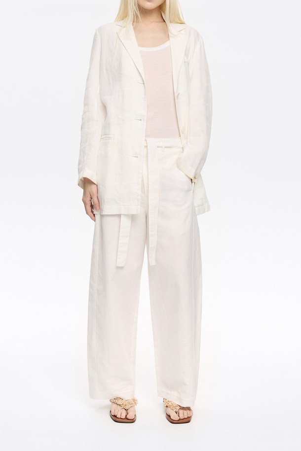 빔바이롤라 린넨 믹스 배럴 트라우저 (B255AWP019IVA)는 여성용 린넨 트라우저입니다. 아이보리 색상으로, 봄과 여름에 어울리는 베이직 스타일의 긴 기장 바지입니다. 린넨과 레이온 혼방 소재로 제작되어 편안한 착용감을 선사하며, 루즈핏 배럴핏으로 트렌디한 실루엣을 연출합니다. 카페룩, 산책룩 등 다양한 TPO에 맞춰 미니멀, 클래식, 캐주얼 스타일을 완성할 수 있습니다.
