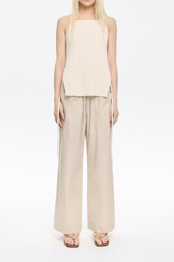 빔바이롤라(Bimba y Lola)의 25SS 스톤 코튼 조거 팬츠 B255AWP020GRB입니다. 부드러운 면 소재로 제작되어 편안한 착용감을 선사하며, 봄, 여름 계절에 적합합니다. 무지 디자인에 조거핏으로 캐주얼하고 미니멀한 스타일을 연출할 수 있습니다. 산책, 동네 마실, 집콕 등 다양한 일상 용도로 활용하기 좋습니다. 색상은 그레이(Gray)입니다.
