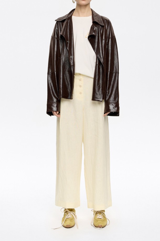 빔바이롤라(BIMBA Y LOLA) 린넨 다트 트라우저입니다. 라이트 옐로우 컬러의 린넨 소재로 제작되어 봄, 여름 시즌에 시원하게 착용하기 좋습니다. 베이직한 디자인으로 미니멀, 클래식, 캐주얼 등 다양한 스타일 연출이 가능하며, 데이트룩, 카페룩에 잘 어울립니다. 다트 디테일이 더해져 세련된 실루엣을 완성하며, 긴 기장으로 편안하게 착용할 수 있습니다.
