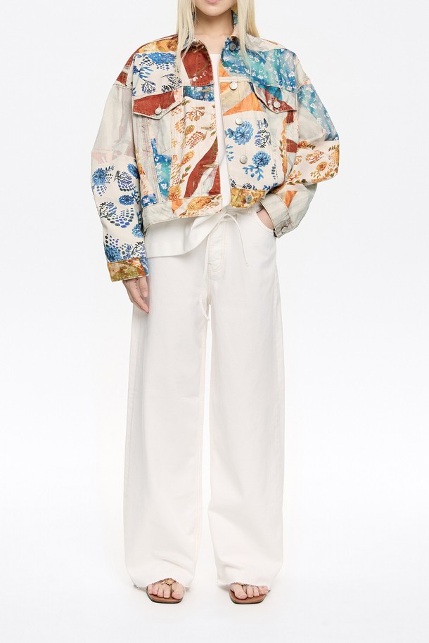 빔바이롤라 에크루 와이드 데님 트라우저 B255AWN011IVA는 여성용 데님 팬츠입니다. 아이보리 및 에크루 컬러의 무지 디자인으로, 봄과 여름에 편안하게 착용할 수 있습니다. 면 56%와 리오셀 44% 혼방 소재로 제작되어 부드러운 촉감과 와이드 레그 실루엣의 여유로운 핏을 선사합니다. 캐주얼, 미니멀, 클래식 스타일을 즐기는 분들께 추천하는 제품으로, 동네 마실룩이나 카페룩에 잘 어울립니다. 긴 기장의 와이드 핏으로 다리가 길어 보이는 효과를 줍니다.
