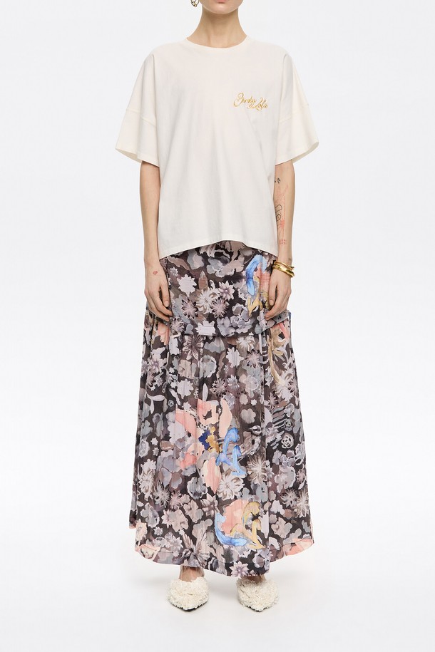 25SS 시즌, 빔바이롤라 가자니아 어드저스터블 A라인 스커트입니다. 레이온과 나일론 혼방 소재로 제작되어 부드러운 촉감과 편안한 착용감을 선사합니다. A라인 핏으로 다리가 길어 보이는 효과를 주며, 어드저스터블 디자인으로 허리 사이즈 조절이 용이합니다. 데이트룩, 카페룩 등 다양한 TPO에 활용 가능하며, 미니멀, 클래식, 캐주얼 스타일을 연출하기 좋습니다. KHAKI, Brown 두 가지 색상으로 출시되었습니다.
