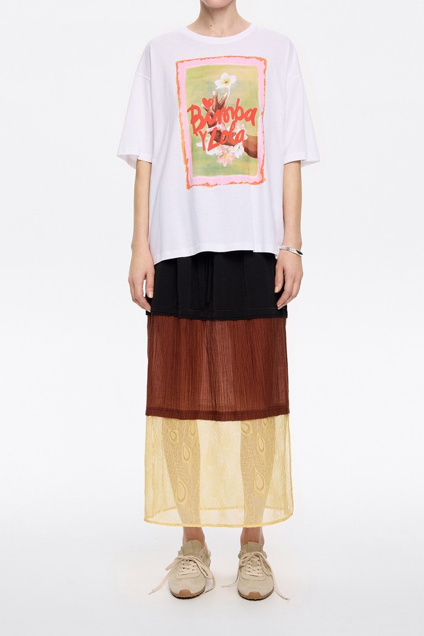 빔바이롤라 (BIMBA Y LOLA)의 25SS 스트레이트 미디 스커트 B255AWS008BKB입니다. 여성용 미디 스커트로, 봄, 여름 시즌에 어울리는 아이템입니다. 블랙 컬러의 쓰리톤 패턴이 미니멀하고 시크한 스타일을 연출합니다. 폴리에스터, 리오셀, 나일론 혼방 소재로 제작되었으며, 스트레이트 핏으로 편안하게 착용할 수 있습니다. 출근룩과 데이트룩에 활용하기 좋으며, 더스트백이 함께 제공됩니다(블랙/화이트 랜덤).
