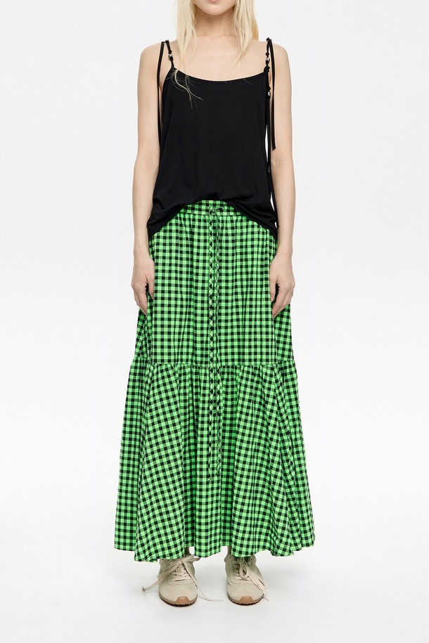 빔바이롤라(BIMBA Y LOLA)의 25SS 체크 미디 스커트입니다. 싱그러운 그린 컬러에 면과 폴리우레탄 혼방 소재로 제작되어 봄, 여름 시즌에 시원하고 편안하게 착용할 수 있습니다. A라인 핏과 루즈핏으로 체형에 구애 없이, 캐주얼하면서도 여성스러운 스타일을 연출합니다. 체크 패턴과 사이드 포켓 디테일이 돋보이며, 동네 마실룩, 봄 소풍룩, 캐주얼, 미니멀, 클래식 스타일링에 활용하기 좋습니다.
