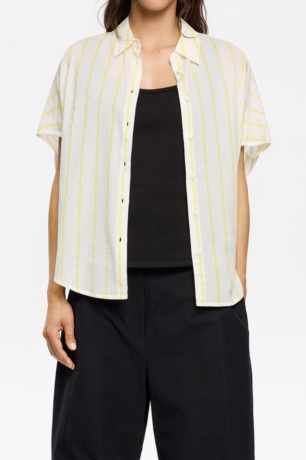 [25SS] 빔바이롤라 스트라이프 케이프 셔츠는 산뜻한 옐로우 컬러와 캐주얼한 스트라이프 패턴이 돋보이는 여성 상의입니다. 봄, 여름 시즌에 어울리는 반소매 기장의 크롭 기장 루즈핏 셔츠로, 케이프 스타일과 칼라넥 디자인이 특징입니다. 면 소재로 제작되어 편안한 착용감을 선사하며, 일상복으로 활용하기 좋습니다.
