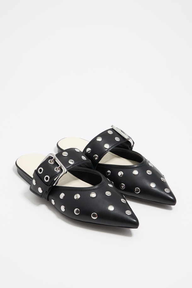 **빔바이롤라 스터드 블랙 레더 슬링백 발레리나 B255AIS004BKC**

세련된 블랙 컬러의 빔바이롤라(BIMBA Y LOLA) 슬링백입니다. 뾰족코 디자인과 플랫 굽으로 여성스러운 실루엣을 연출하며, 일상, 데이트, 쇼핑 등 다양한 TPO에 잘 어울립니다. 고급스러운 소가죽 소재에 발레리나 스타일, 스터드 디테일이 더해져 클래식하면서도 시크한 무드를 자아냅니다. 안감은 가죽으로 마감되었으며, 로우컷 탑라인과 슬링백 여밈 디자인으로 편안하게 착용 가능합니다. 봄, 여름 시즌에 데일리룩에 포인트를 더할 아이템입니다.
