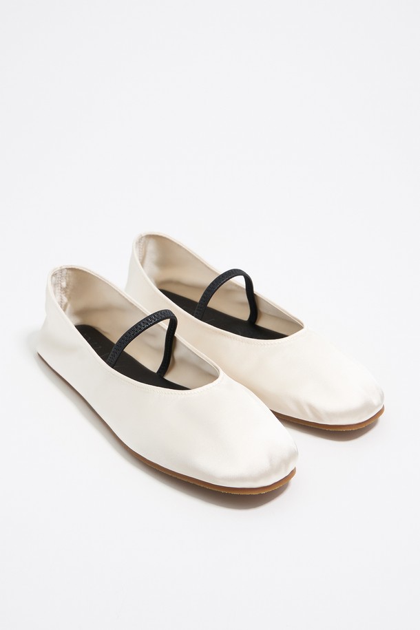 [25SS] 빔바이롤라 화이트 새틴 발레리나 B255AIS002IVC는 여성용 발레리나 슈즈입니다. 화이트와 아이보리 컬러로 출시되었으며, 봄, 여름 계절에 어울리는 디자인입니다. 라운드 앞코, 플랫 굽, 일자 탑라인이 특징이며, 나일론, 천연가죽, 고무 소재를 사용하여 제작되었습니다. 안감은 나일론과 천연가죽으로 구성되어 편안한 착용감을 선사하며, 더스트백이 포함되어 있습니다. 데이트룩, 동네 마실룩, 카페룩 등 다양한 TPO에 클래식, 미니멀, 걸리시 스타일로 연출하기 좋습니다.
