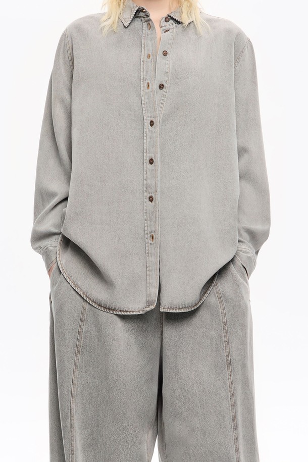 [25FW] 빔바이롤라 스트레이트 리오셀 데님라이크 셔츠 B256AWB002GRB는 여성용 셔츠/블라우스로, 가을과 겨울에 착용하기 좋습니다. 베이직하고 캐주얼한 스타일의 이 셔츠는 데님 느낌을 살린 리오셀 소재로 제작되어 뻣뻣한 촉감을 가지고 있습니다. 그레이 컬러의 무지 디자인에 긴 소매와 카라넥, 레귤러 기장으로, 출근룩이나 캐주얼, 클래식, 미니멀 스타일 연출에 활용할 수 있습니다. 스트레이트 핏으로 제작되어 편안한 착용감을 선사합니다.
