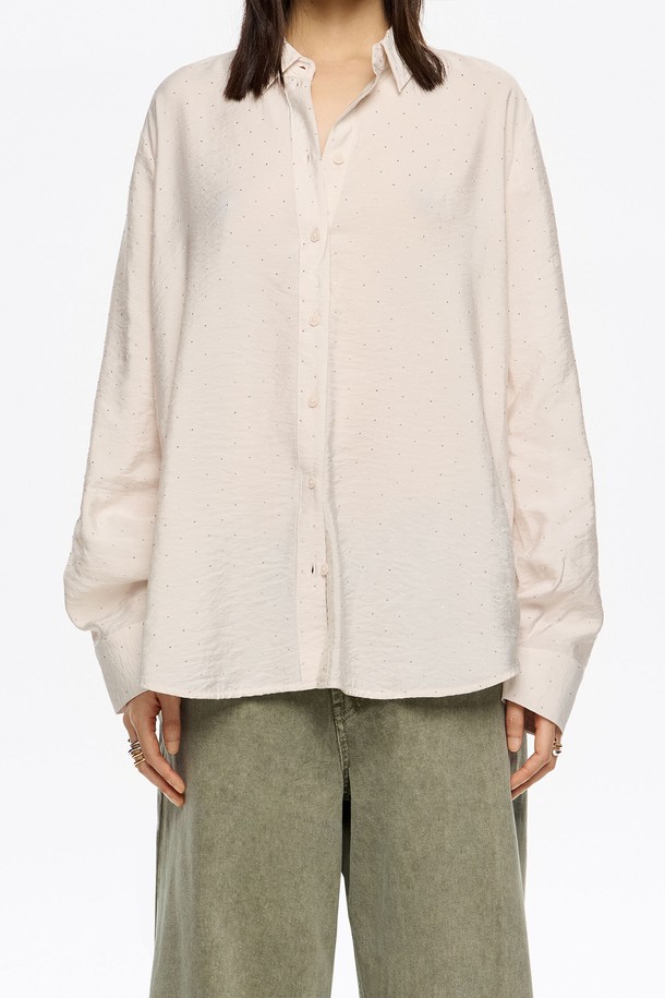 [25FW] 스트레이트 화이트 미니스톤 셔츠 B256AWB004IVB는 레이온과 나일론 혼방 소재로 제작되어 부드러운 촉감과 편안한 착용감을 선사하는 여성 셔츠입니다. 아이보리 컬러에 미니멀한 스타일이 돋보이며, 가을, 겨울 시즌에 적합합니다. 스트레이트 라인과 라인스톤 장식이 더해져 세련된 무드를 자아냅니다. 데이트룩, 카페룩 등 다양한 TPO에 활용 가능하며, 박시한 핏으로 편안하면서도 스타일리시하게 연출할 수 있습니다. 긴 소매 기장의 셔츠로 미니멀, 클래식, 캐주얼 스타일을 모두 소화할 수 있습니다.
