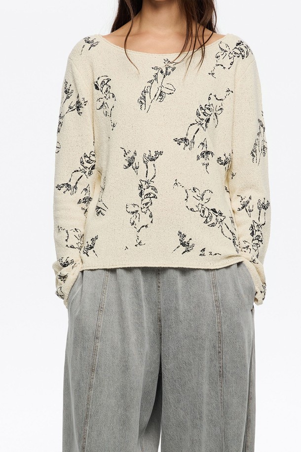 [25FW] 라이트옐로우 플라워 코튼 스웨터 B256AWK005IVB는 여성용 니트/스웨터입니다. 가을, 겨울 시즌에 어울리는 캐주얼 스타일의 긴소매 스웨터로, 라이트옐로우와 아이보리 컬러의 플라워 패턴이 특징입니다. 면, 레이온, 나일론, 폴리에스터 혼방 소재로 제작되어 부드러운 촉감을 선사하며, 일상생활에서 편안하게 착용할 수 있습니다. 가을 나들이룩이나 겨울 데일리룩에 활용하기 좋은 아이템입니다. 핏은 레귤러 기장의 스웨터로, 캐주얼, 클래식, 미니멀 스타일을 즐겨 입는 분들께 추천합니다.
