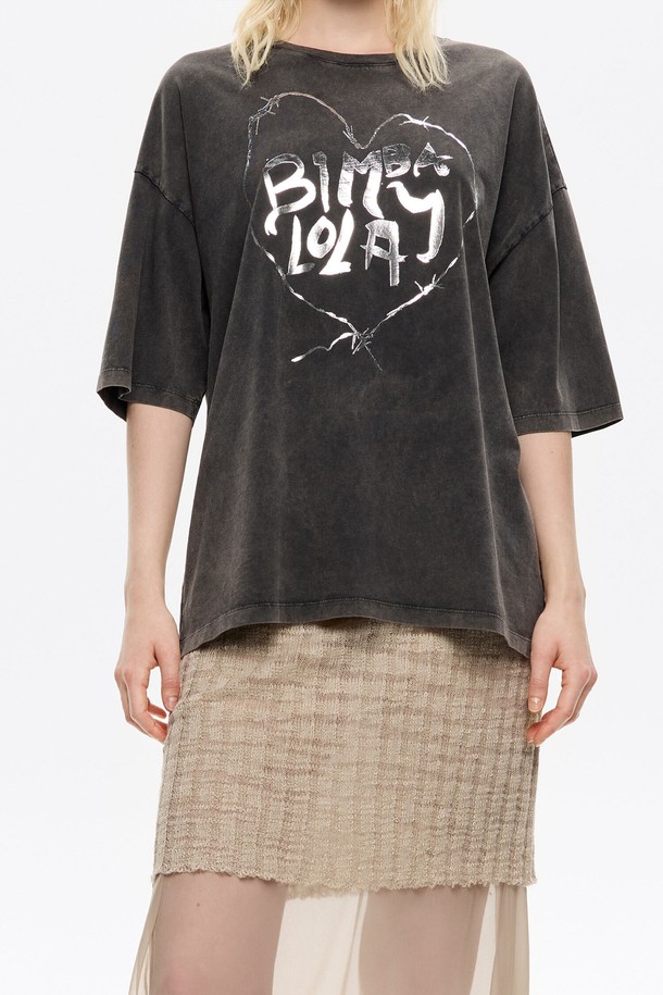 [25FW] 오버사이즈 워시드 로고 티셔츠 B256AWT001BKB는 편안한 착용감과 스타일리시함을 동시에 선사하는 상의입니다. 부드러운 면 소재로 제작되어 봄, 여름철 데일리룩으로 활용하기 좋으며, 워싱 가공을 통해 자연스러운 멋을 더했습니다. 라운드넥과 반소매 디자인으로 어떤 스타일에도 쉽게 매치할 수 있으며, 오버핏으로 트렌디한 캐주얼 무드를 연출합니다. 블랙 컬러에 로고 프린트가 포인트로 들어가 미니멀하면서도 개성 있는 스타일을 완성합니다. 동네 마실룩, 봄 소풍룩 등 편안한 자리에 잘 어울립니다.
