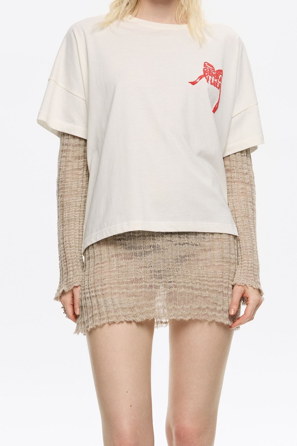 **[25FW] 코튼 박시 스몰로고 티셔츠 B256AWT004IVB**는 부드러운 면 소재로 제작되어 봄, 여름, 가을 시즌에 활용하기 좋은 공용 티셔츠입니다. 아이보리 컬러에 베이직하고 캐주얼한 스타일로, 라운드넥과 반소매 디자인이 특징입니다. 얇은 두께감과 박시핏으로 편안한 착용감을 선사하며, 일상 및 동네 마실룩, 카페룩에 적합합니다. 미니멀한 무드의 로고 패턴이 돋보이며, 더스트백이 함께 제공됩니다.
