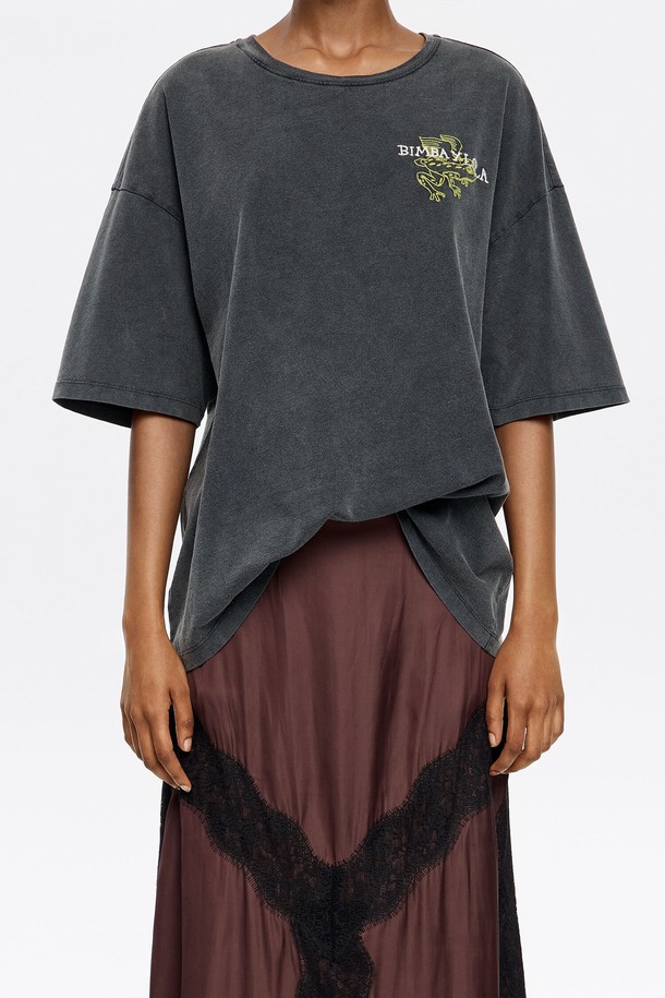 [25FW] 블랙 오버사이즈 스몰 로고 티셔츠 B256AWT008BKB는 캐주얼 스타일의 블랙 컬러 티셔츠입니다. 사계절 내내 착용하기 좋으며, 라운드넥과 반소매 디자인으로 편안한 착용감을 선사합니다. 오버핏으로 트렌디함을 더했으며, 전면에 로고 패턴이 특징입니다. 면 소재로 제작되어 부드러운 촉감을 느낄 수 있는 데일리 티셔츠입니다. 미니멀한 스타일을 연출하기에 좋습니다.
