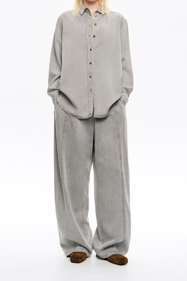 [25FW] 와이드 리오셀 엘라스틱 웨이스트 데님 B256AWN001GRB는 부드러운 리오셀과 면 혼방 소재로 제작된 캐주얼 데님 팬츠입니다. 편안한 루즈핏 와이드 실루엣에 엘라스틱 허리 밴딩으로 활동성을 더했습니다. 사계절 내내 활용 가능한 긴 기장으로, 무지 디자인과 그레이 컬러가 미니멀한 스타일을 연출합니다. 동네 마실룩부터 여행룩까지, 다양한 TPO에 맞춰 스타일리시하게 연출할 수 있습니다. 캐주얼, 미니멀, 클래식 무드를 즐기는 분들께 추천합니다.
