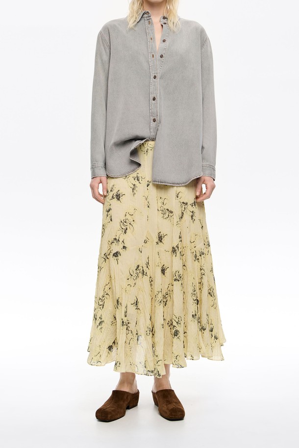 빔바이롤라(BIMBA Y LOLA)의 [25FW] A라인 미디 프린트 엘라스틱 웨이스트 스커트 B256AWS001IVA 입니다. 아이보리 컬러에 프린트 패턴으로 엘레강스한 무드를 연출하며, 가을/겨울 시즌에 적합합니다. 허리 부분은 엘라스틱 밴딩 처리되어 편안한 착용감을 선사하며, A라인 핏으로 여성스러운 실루엣을 강조합니다. 데이트룩, 모임룩, 출근룩 등 다양한 TPO에 클래식, 미니멀, 로맨틱 스타일로 매치하여 활용할 수 있습니다.
