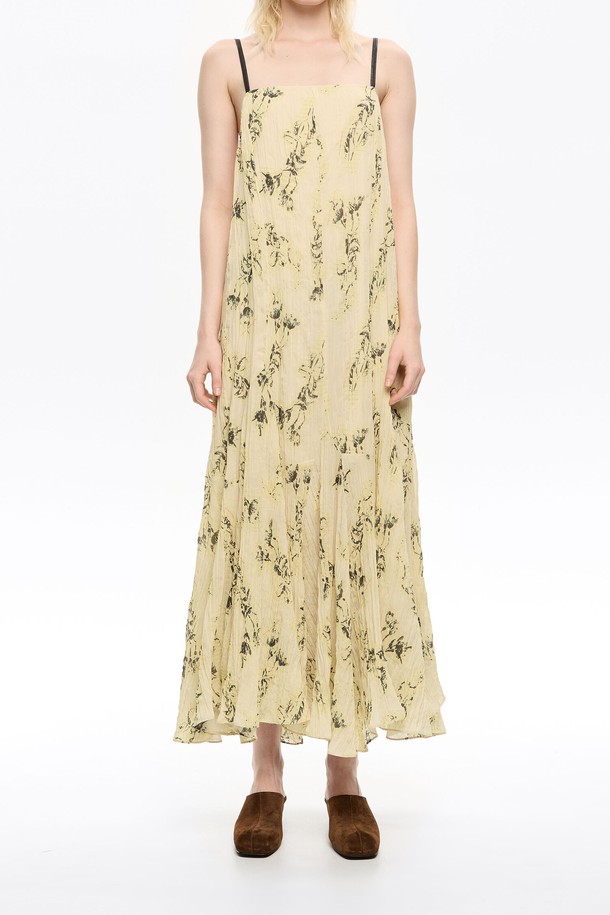 [25FW] A라인 플리츠 패브릭 미디 드레스 B256AWO001IVB는 우아하고 클래식한 스타일을 연출하는 여성용 원피스입니다. 가을, 겨울 시즌을 위한 제품으로, 라이트 옐로우(Light Yellow)와 아이보리(Ivory) 두 가지 색상으로 제공됩니다. A라인 핏에 플리츠(Pleats) 디테일이 돋보이며, 비대칭 디자인으로 세련됨을 더했습니다. 데이트룩, 카페룩, 모임룩 등 다양한 TPO에 활용하기 좋으며, 클래식, 미니멀, 로맨틱 스타일을 즐겨 입는 분들께 추천합니다. 블랙 또는 화이트 랜덤 색상의 더스트백이 함께 제공됩니다.
