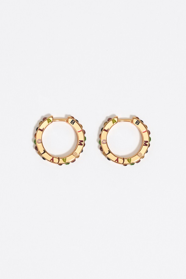 [25FW] 멀티컬러 크리스탈 로고 후프 골드 이어링 B256AIW001GOF는 여성들을 위한 이어링입니다. 골드와 멀티컬러의 조화가 돋보이며, 브라스 80%, 글라스 15%, 에나멜 레진 5%로 제작되었습니다. 후프 스타일에 크리스탈과 로고 장식이 더해져 글래머러스한 무드를 연출하며 데일리룩, 데이트룩, 모임룩에 모두 잘 어울립니다. 클래식, 로맨틱, 시크 스타일을 즐기는 분들께 추천합니다.
