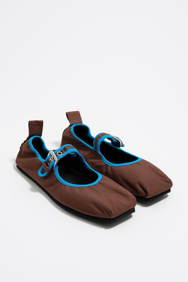 [25FW] 브라운 패브릭 발레리나 B256AIS002DW4는 여성용 발레리나 슈즈입니다. 브라운 컬러의 패브릭 소재로 제작되었으며, 라운드 앞코와 스트랩, 플랫 굽 디자인이 특징입니다. 일상생활에서 편안하게 착용할 수 있으며, 데이트룩, 여행룩 등 다양한 TPO에 활용 가능합니다. 미니멀, 클래식, 걸리시 스타일을 연출하기 좋으며, 접이식 디자인으로 휴대성이 뛰어납니다.
