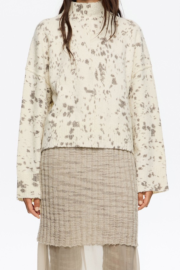 **[25FW] 링스아이보리 하이넥 박시 스웨터**는 여성용 상의 니트/스웨터로, 가을과 겨울에 걸쳐 편안하게 착용할 수 있습니다. 아이보리 색상의 베이직 스타일이며, 울, 나일론, 스판덱스 혼방 소재로 제작되어 부드러운 촉감을 선사합니다. 하이넥 디자인과 긴 소매, 박시핏으로 포근하면서도 세련된 겨울 데일리룩을 연출하기 좋습니다. 클래식, 미니멀, 캐주얼 스타일을 선호하는 분들께 추천하는 25FW 시즌 상품입니다.
