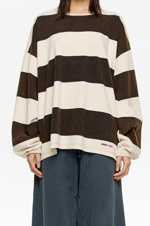 [25FW] 브라운 오버사이즈 스트라이프 티셔츠 B256AWT014BRB는 가을과 겨울에 어울리는 따뜻한 무드의 티셔츠입니다. 부드러운 면 소재로 제작되어 편안한 착용감을 선사하며, 넉넉한 오버핏 디자인으로 트렌디한 스타일을 연출합니다. 라운드넥에 긴 소매 기장으로 제작되었으며, 베이직한 스타일의 스트라이프 패턴이 돋보입니다. 데일리룩이나 가을 나들이룩에 활용하기 좋은 캐주얼한 느낌의 티셔츠입니다. 25FW 시즌 제품으로, 스타일리시한 겨울 코디를 완성해보세요.
