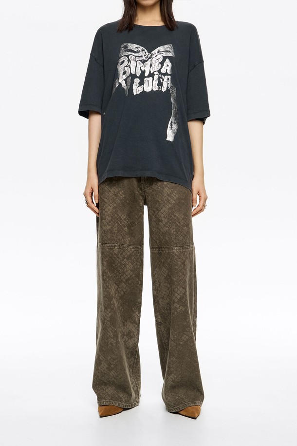 [25FW] 브라운 와이드 레그 스네이크 데님 B256AWN008BRA는 브라운 컬러에 스네이크 패턴이 특징인 데님 팬츠입니다. 와이드 핏으로 제작되어 편안한 착용감을 선사하며, 긴 기장으로 다리가 길어 보이는 효과를 줍니다. 면 소재로 제작되어 부드러운 촉감을 자랑하며, 데일리 및 쇼핑룩, 카페룩 등 다양한 TPO에 활용하기 좋습니다. 캐주얼, 미니멀, 클래식 스타일을 즐겨 입는 분들께 추천하는 아이템입니다.
