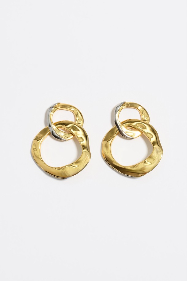 [25FW] 투톤 텍스처 이어링 B256AIW018MUF는 아연 합금과 항동 소재로 제작된 액세서리입니다. 멀티 컬러의 투톤 디자인과 텍스처드 질감이 특징이며, 클래식, 미니멀, 시크 스타일을 연출합니다. 데이트룩, 모임룩, 파티룩 등 다양한 TPO에 활용할 수 있습니다. 일부 품목에는 블랙 또는 화이트 색상의 더스트 백이 랜덤으로 포함되어 있습니다.
