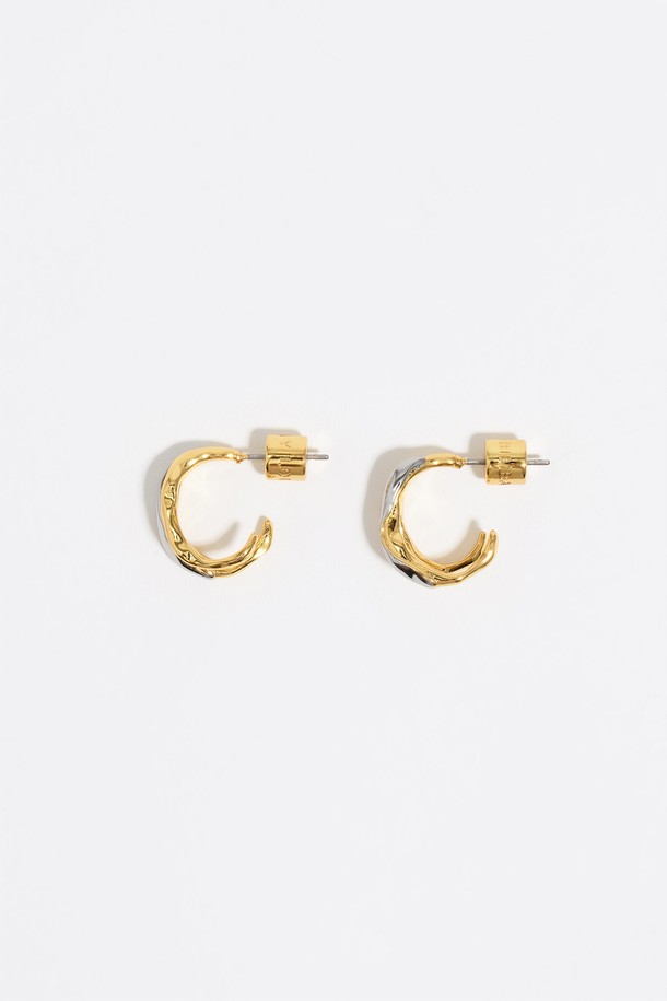 세련된 투톤 디자인이 돋보이는 [25FW] 투톤 텍스처 더블 후프 이어링 B256AIW020MUF입니다. 황동 소재로 제작되었으며, 1.0 x 1.0 cm의 적당한 크기로 데일리룩, 카페룩, 모임룩 등 다양한 TPO에 활용하기 좋습니다. 클래식, 미니멀, 시크 스타일을 즐겨 입는 여성분들에게 추천하며, 더블 후프 스타일과 섬세한 텍스처가 특징입니다. 블랙 또는 화이트 컬러의 더스트백이 랜덤으로 포함되어 소장 가치를 높입니다.
