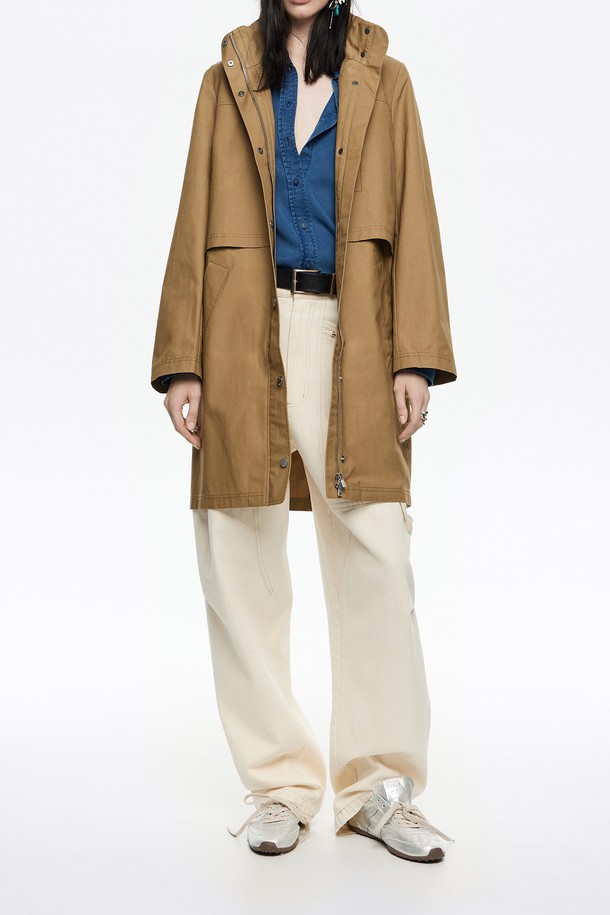 [25FW] 카키 테크니컬 코튼 스트레이트 트렌치 코트 B256AWY003KAB는 여성용 아우터로, 가을과 겨울에 착용하기 좋은 트렌치코트입니다. 카키 색상의 무지 디자인에 롱 기장, 긴 소매, 버튼 여밈 방식을 갖춘 클래식하고 베이직한 스타일의 제품입니다. 테크니컬 코튼 소재로 제작되어 핏은 스트레이트이며, 안감은 면으로 처리되었습니다. 출근룩, 오피스룩, 겨울 데일리룩에 활용하기 좋으며, 미니멀하고 시크한 스타일을 연출할 수 있습니다.
