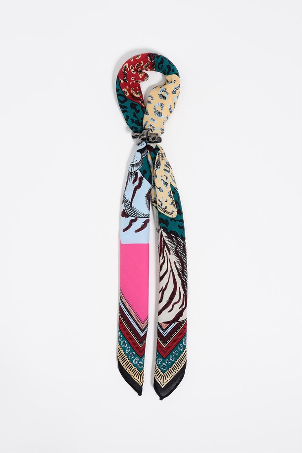 [25FW] 고양이 하트 아쿠아마린 스카프 참 B256AIZ014MUF는 여성용 액세서리용 스카프 참입니다. 아쿠아마린 컬러에 고양이, 하트, 보더 패턴이 특징이며, 폴리에스터 소재로 제작되었습니다. 사이즈는 52 x 52 cm이며, 데이트룩, 쇼핑룩, 카페룩 등 다양한 TPO에 활용할 수 있습니다. 캐주얼, 클래식, 미니멀 스타일을 연출하기에 좋으며, 일부 품목에는 블랙 또는 화이트 더스트백이 랜덤으로 포함됩니다. 제공되는 사이즈 및 컬러는 예시 이미지와 상이할 수 있다는 점 참고 부탁드립니다.
