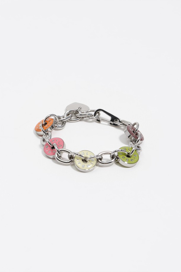 [25FW] 실버톤 로고 팔찌 브레이슬릿 B256AIX010COF는 실버와 코랄 컬러 조합의 팔찌입니다. 황동, 에나멜, 아연합금 소재로 제작되었으며, 메탈릭한 촉감과 로고 패턴, 로고 디자인 장식이 특징입니다. 브레이슬릿 타입으로, 전체 길이 21cm이며, 데이트룩, 모임룩 등 TPO에 맞춰 클래식, 미니멀, 시크한 스타일을 연출하기 좋습니다. 액세서리로 활용하여 스타일에 포인트를 더해보세요.
